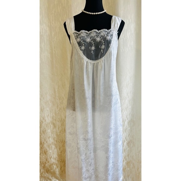 Vintage Bellina bridal white house coat and nightgown with lace trimmings - Picture 7 of 11